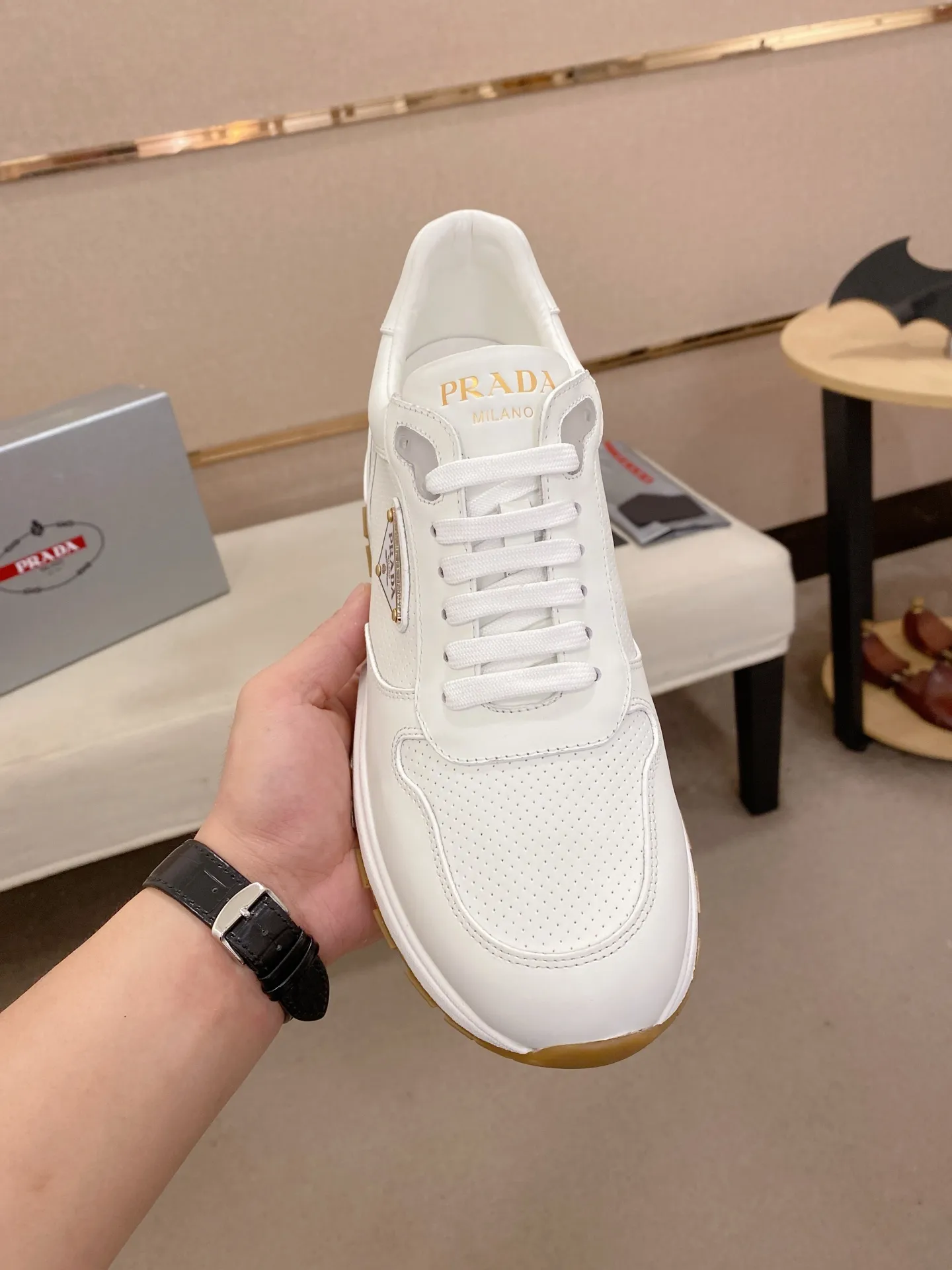 Men's shoes 💰 580💰 ✔️✔️✔️High-quality new PRADA counters are launched at the same time. The new men's shoes and 😘fabrics are selected from imported first-layer cowhide and are made by pure handcrafts. Lining: Full cowhide lining. 👍🏿 High-end ☄️ air-cushion molded anti-slip rubber outsole, exquisite lines, simple and elegant, comfortable and high-end for leisure travel. Code number: 38 to 44 (45 can be customized and cannot be returned or exchanged)